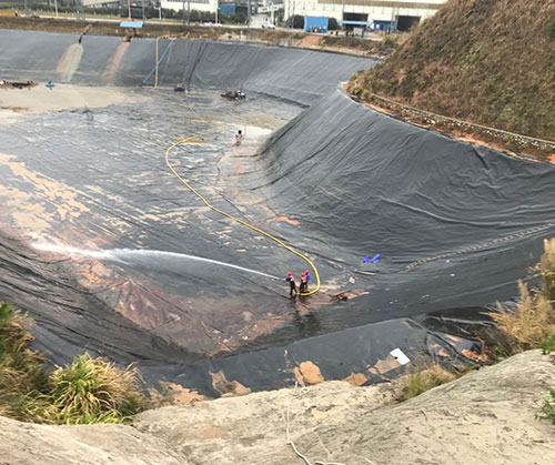 东西湖废水池清理