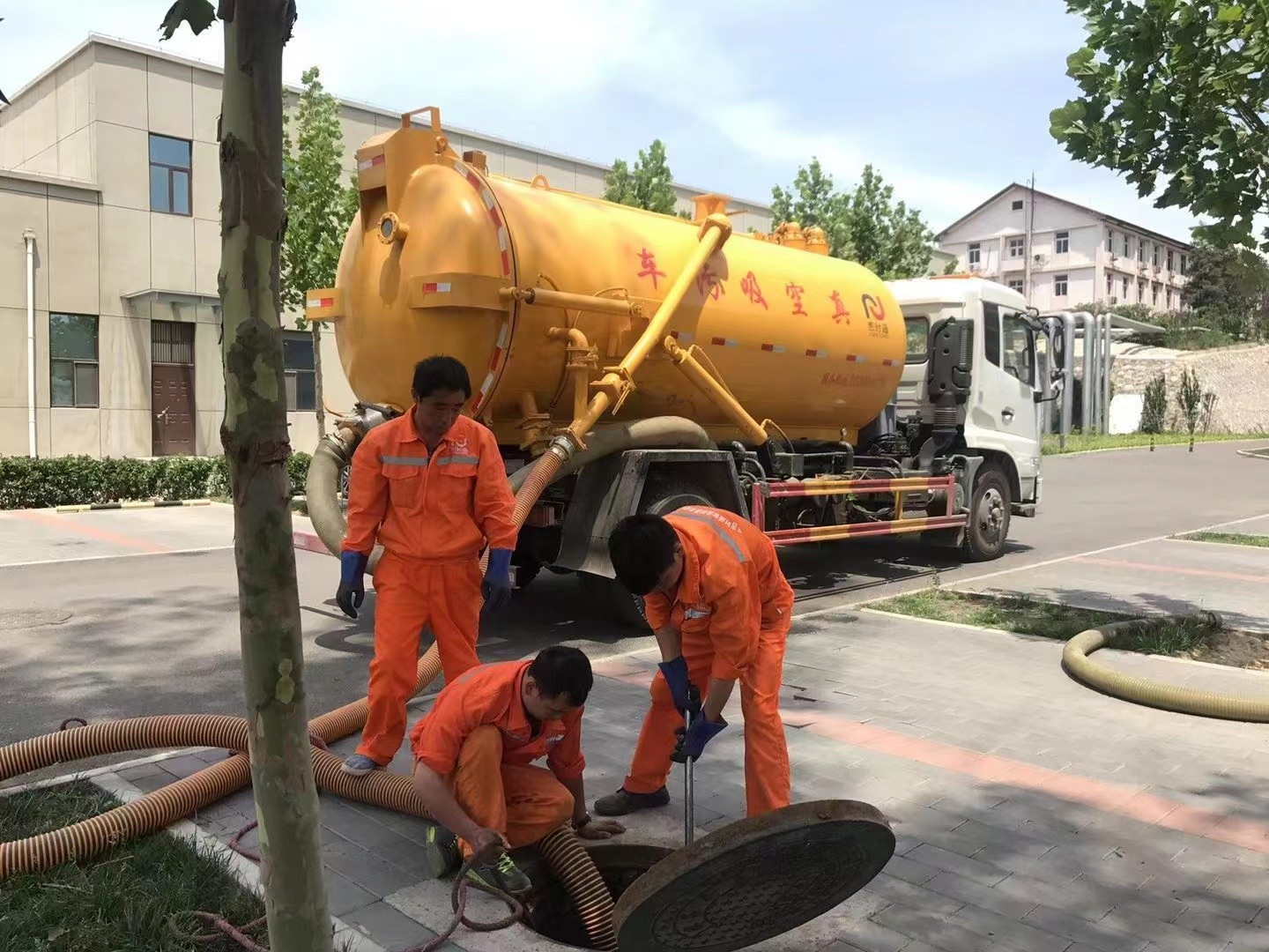 东西湖管道疏通车停在窨井附近