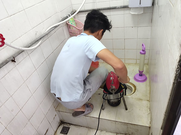 东西湖管道堵塞冒臭气 专业师傅现场解决问题