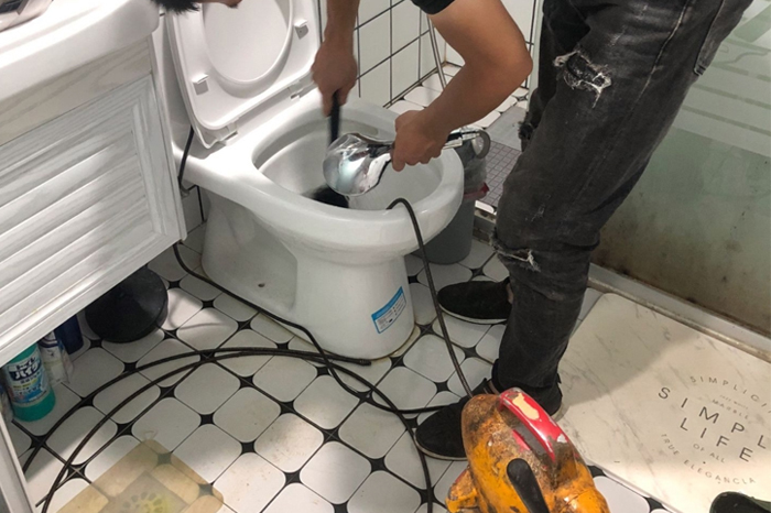 东西湖马桶堵塞自己疏通还是找师傅?专业上门服务让你省时更省心