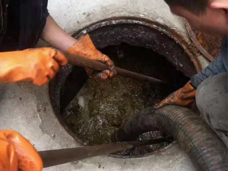 东西湖清理化粪池时如何避免沼气的危害?